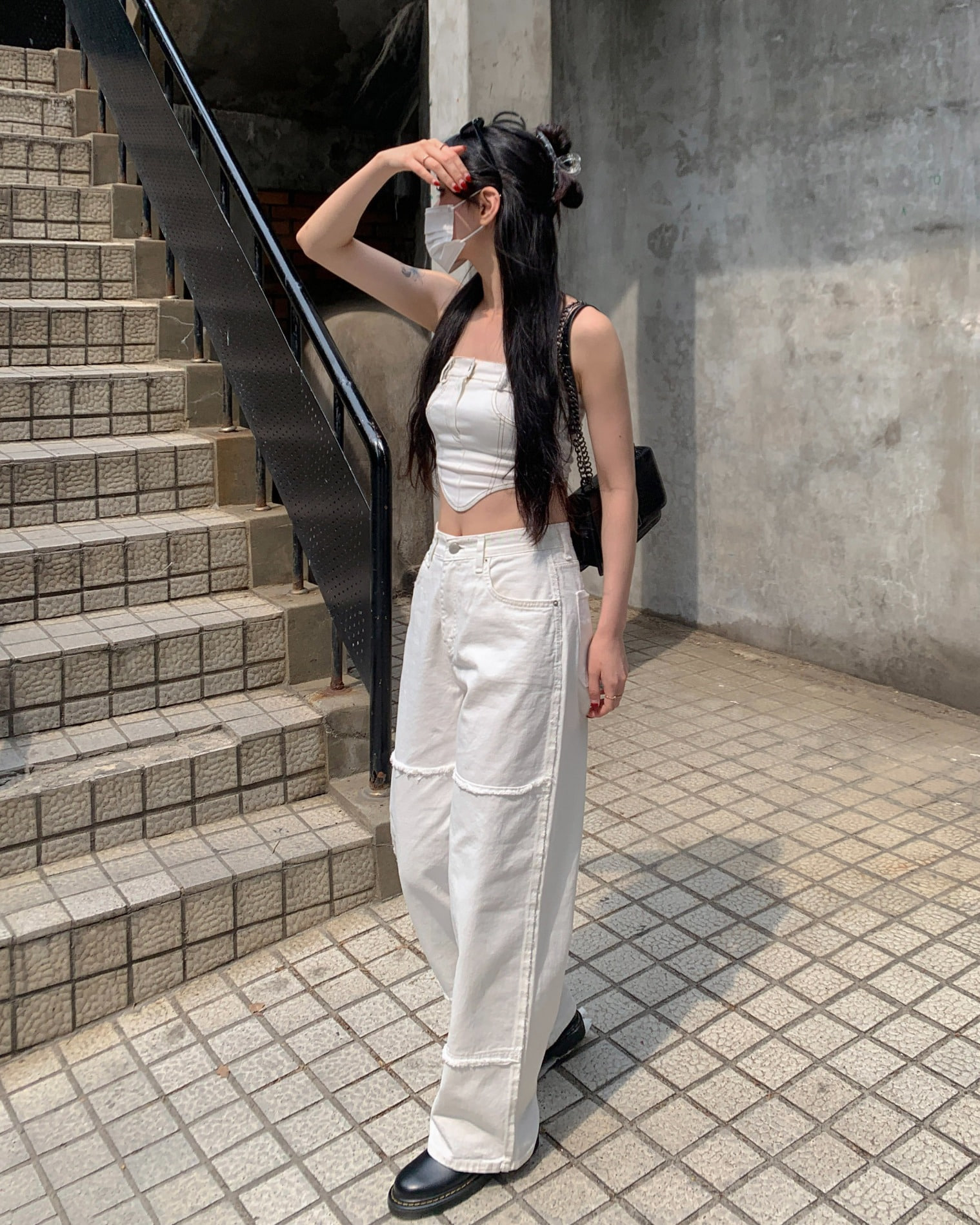 White line wide pants